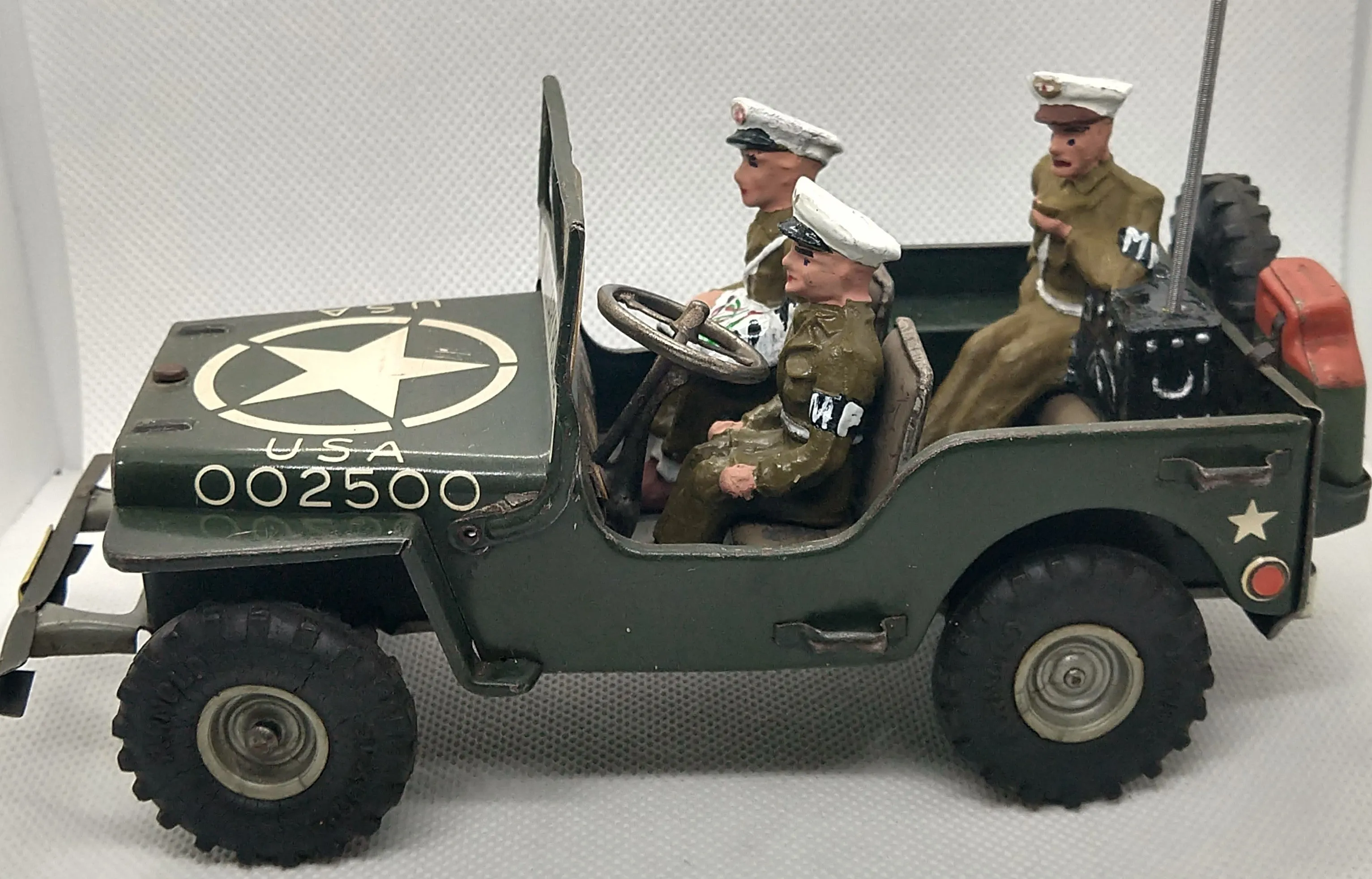 Arnold toy Jeep figure set.  Military Police.