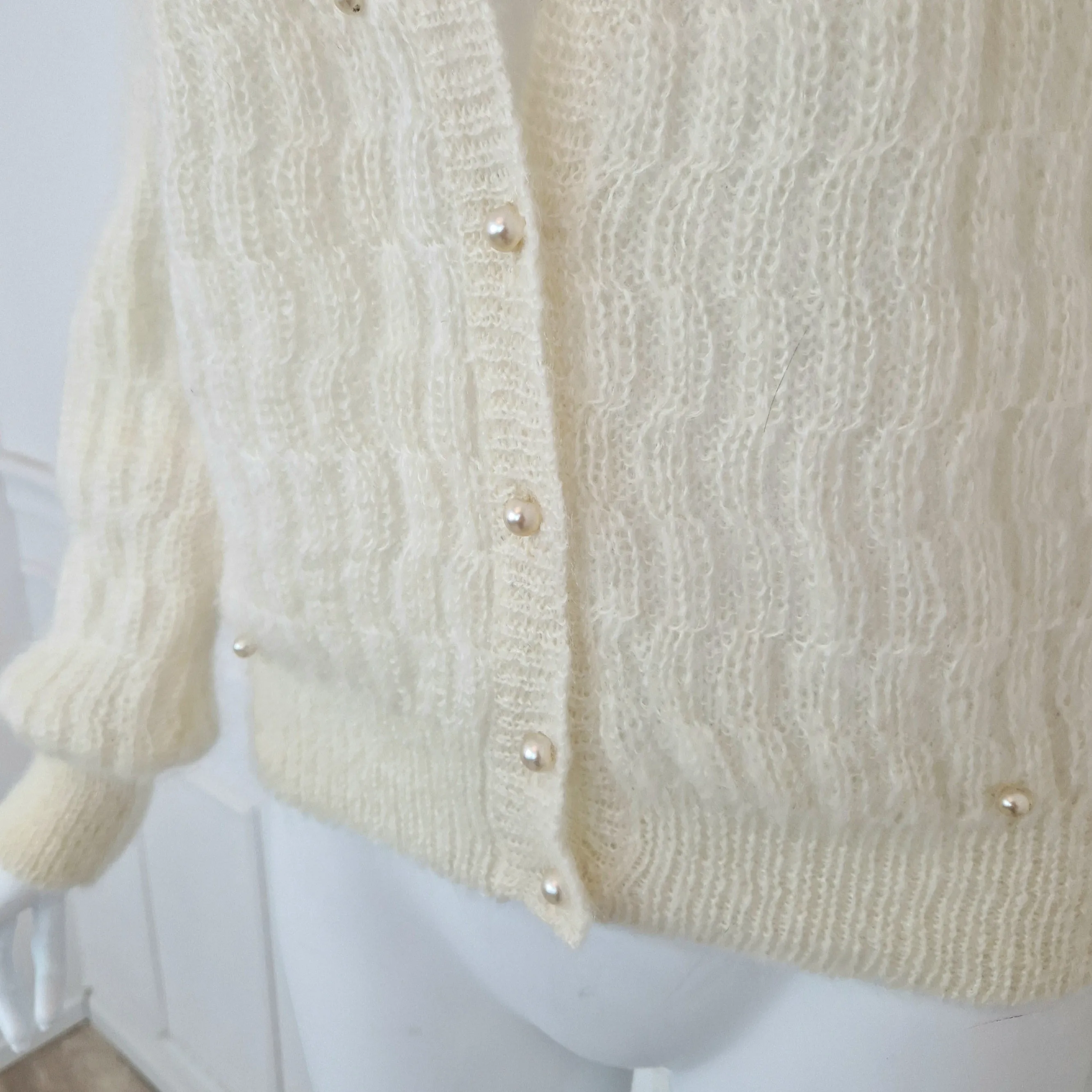 Cardigan vintage bianco latte con perle