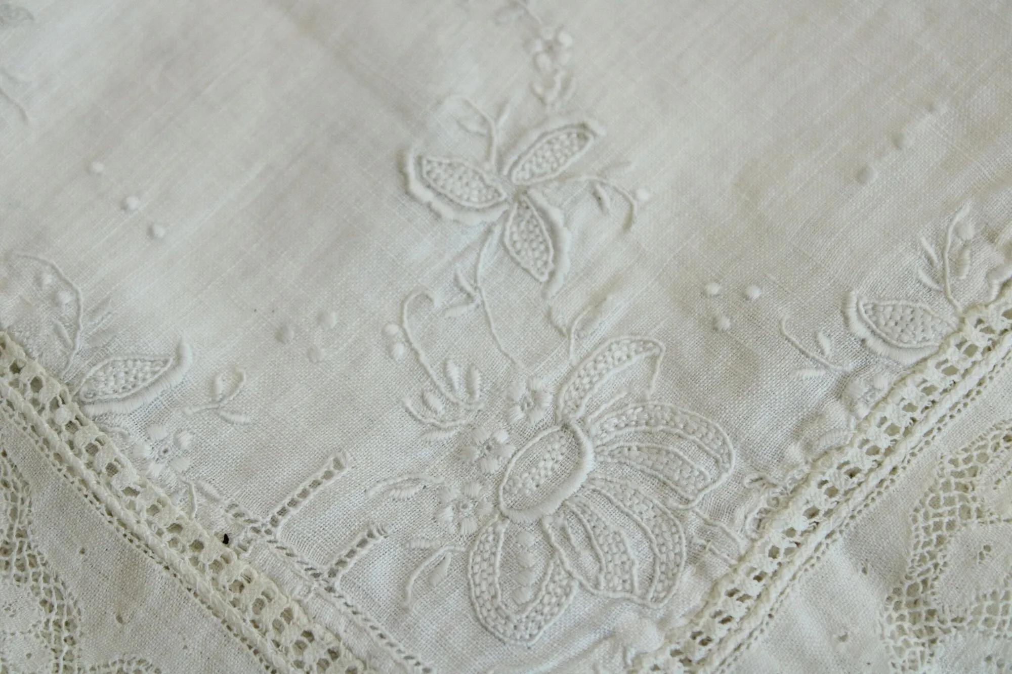 Vintage 1910s 1920s Handkerchief in Embroidered Linen