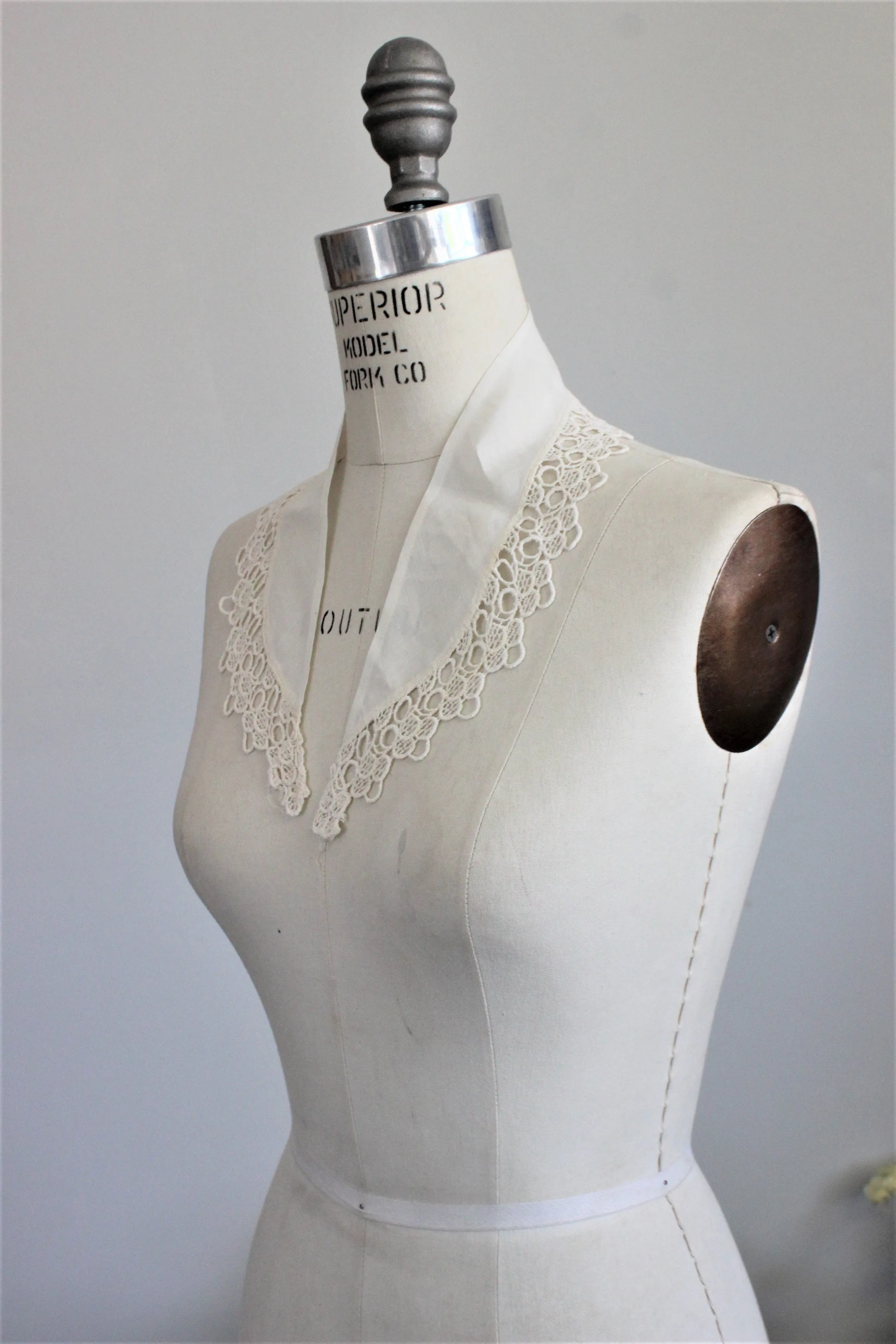 Vintage 1940s 1950s Collar in White or Pale Ivory