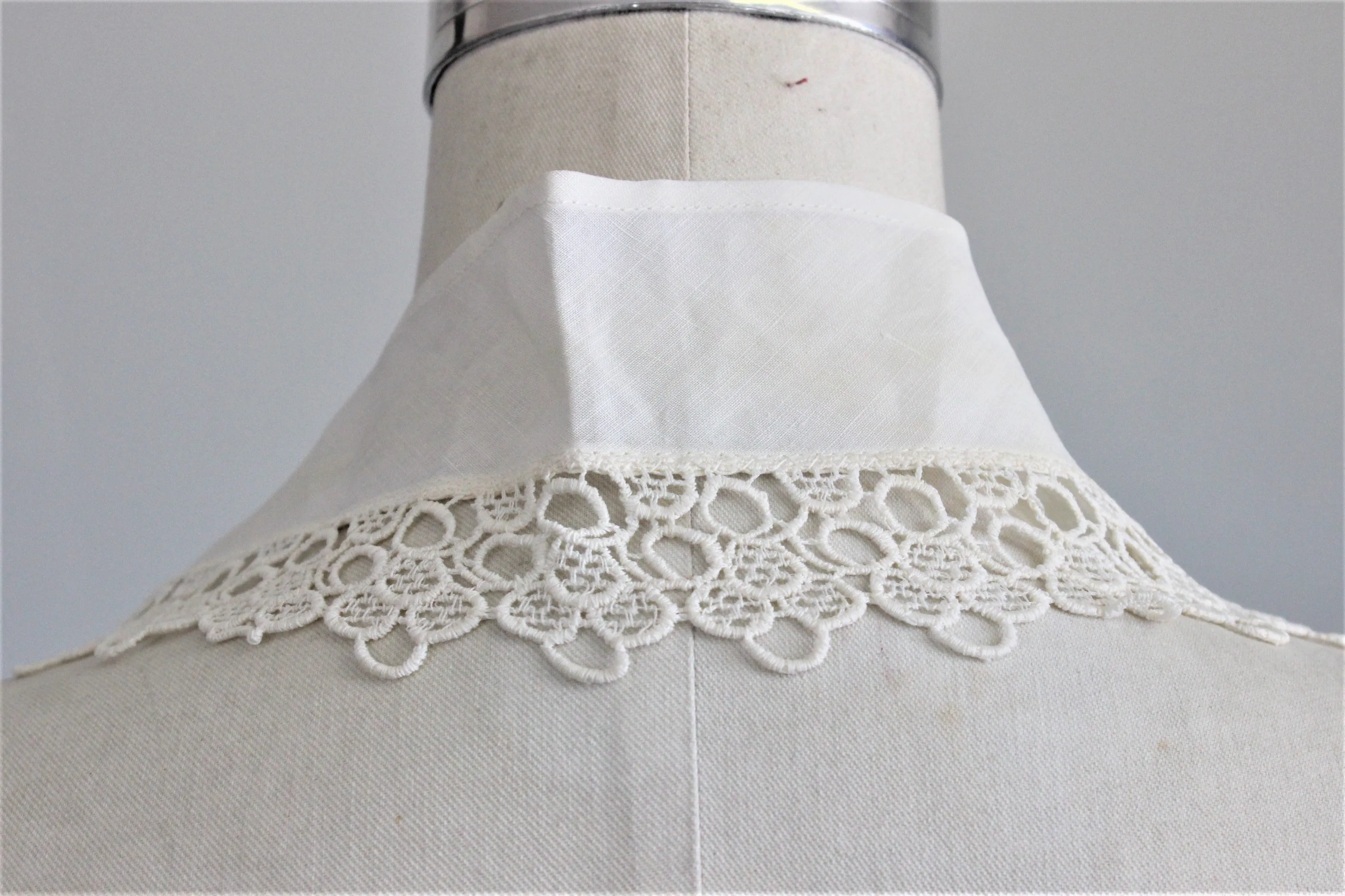 Vintage 1940s 1950s Collar in White or Pale Ivory